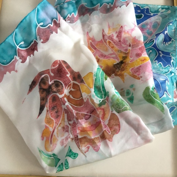 VTG  Custom-printed  and  hand-rolled 100% Silk Gorgeous Oblong Scarf - Picture 12 of 16